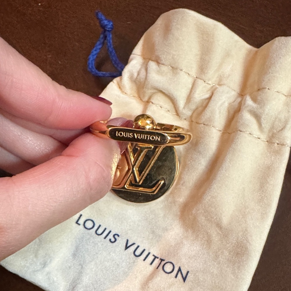 Louis Vuitton gold (heavy) ring holder. Brand new. Never used. - Picture 5 of 5